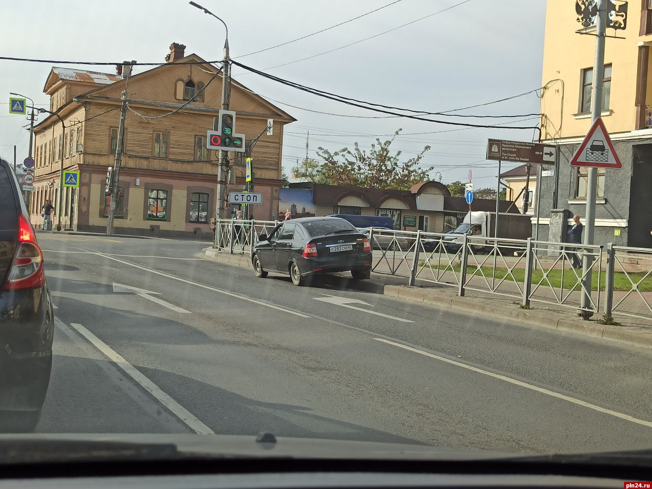 Фотофакт: Автомобиль мешает повороту с Рижского проспекта на улицу Горького  : Псковская Лента Новостей / ПЛН