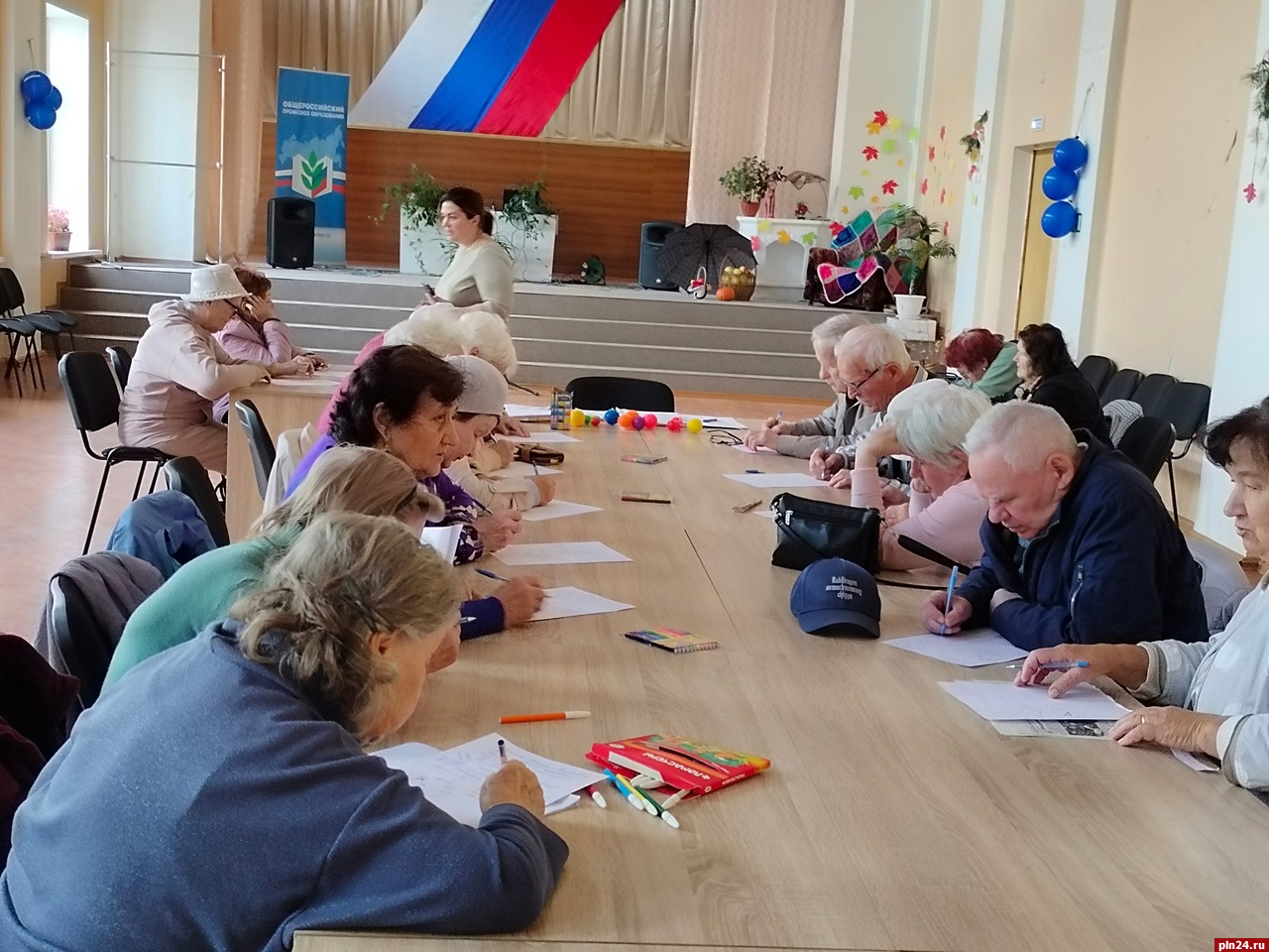 Великолукских пенсионеров учили хвалить себя : Псковская Лента Новостей /  ПЛН