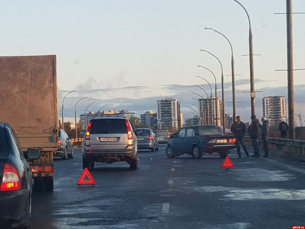 Пробка образовалась на мосту Невского в Пскове из-за ДТП : Псковская Лента  Новостей / ПЛН