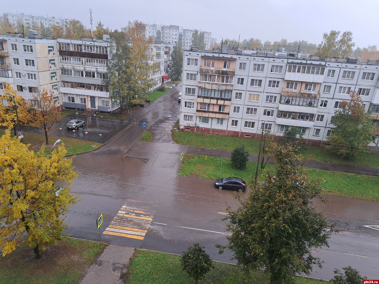 Пешеходный переход затопило на улице Звёздной в Пскове. ВИДЕО : Псковская  Лента Новостей / ПЛН