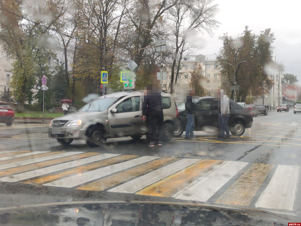 Два автомобиля столкнулись на повороте к правительству Псковской области :  Псковская Лента Новостей / ПЛН