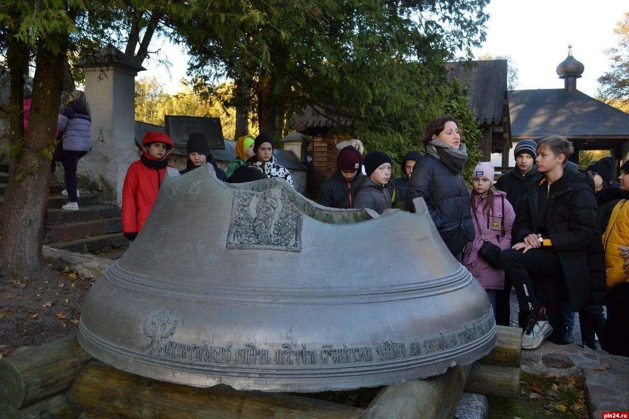 Первую группу школьников, путешествующих по региону, приняли в  «Михайловском» : Псковская Лента Новостей / ПЛН