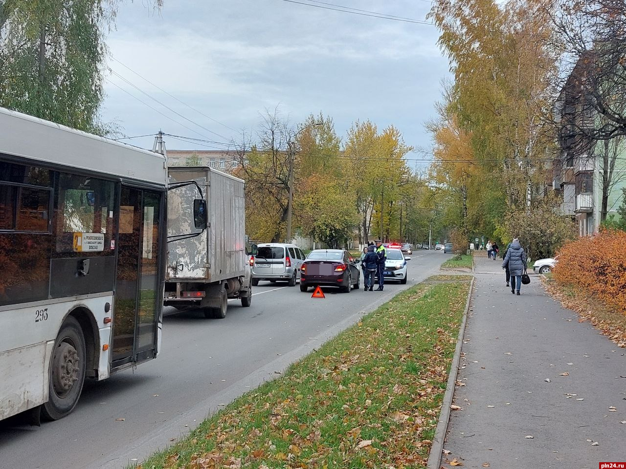 Движение по улице Народной затруднено в Пскове : Псковская Лента Новостей /  ПЛН