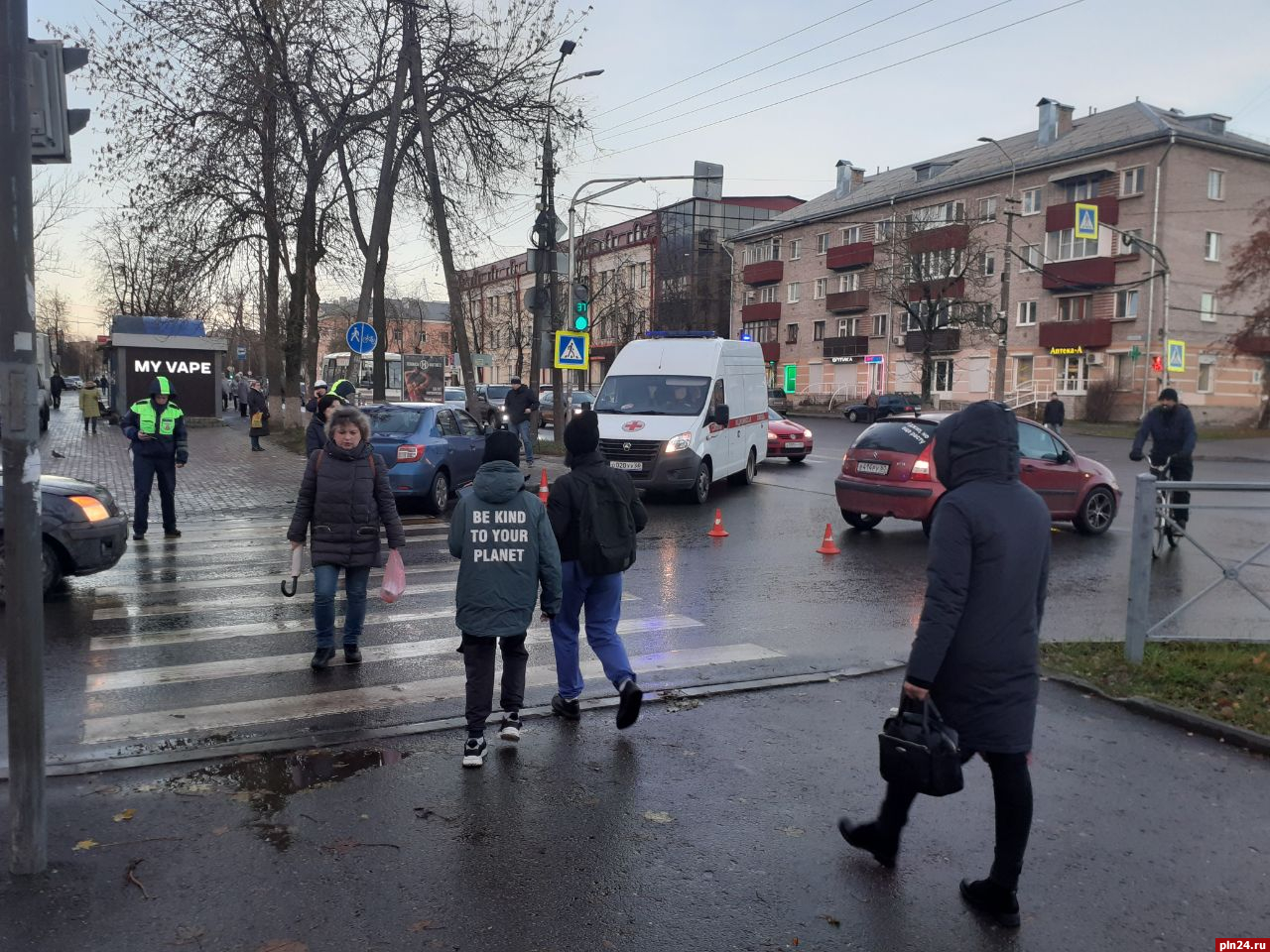 Автомобиль снес столб на Завеличье, движение по улице Петровской  затруднено. ФОТО : Псковская Лента Новостей / ПЛН