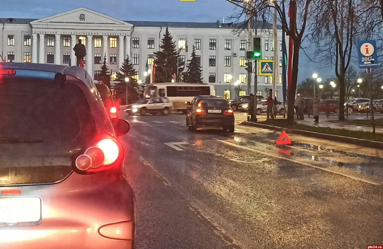 Два автомобиля не разъехались на площади Ленина в Пскове : Псковская Лента  Новостей / ПЛН