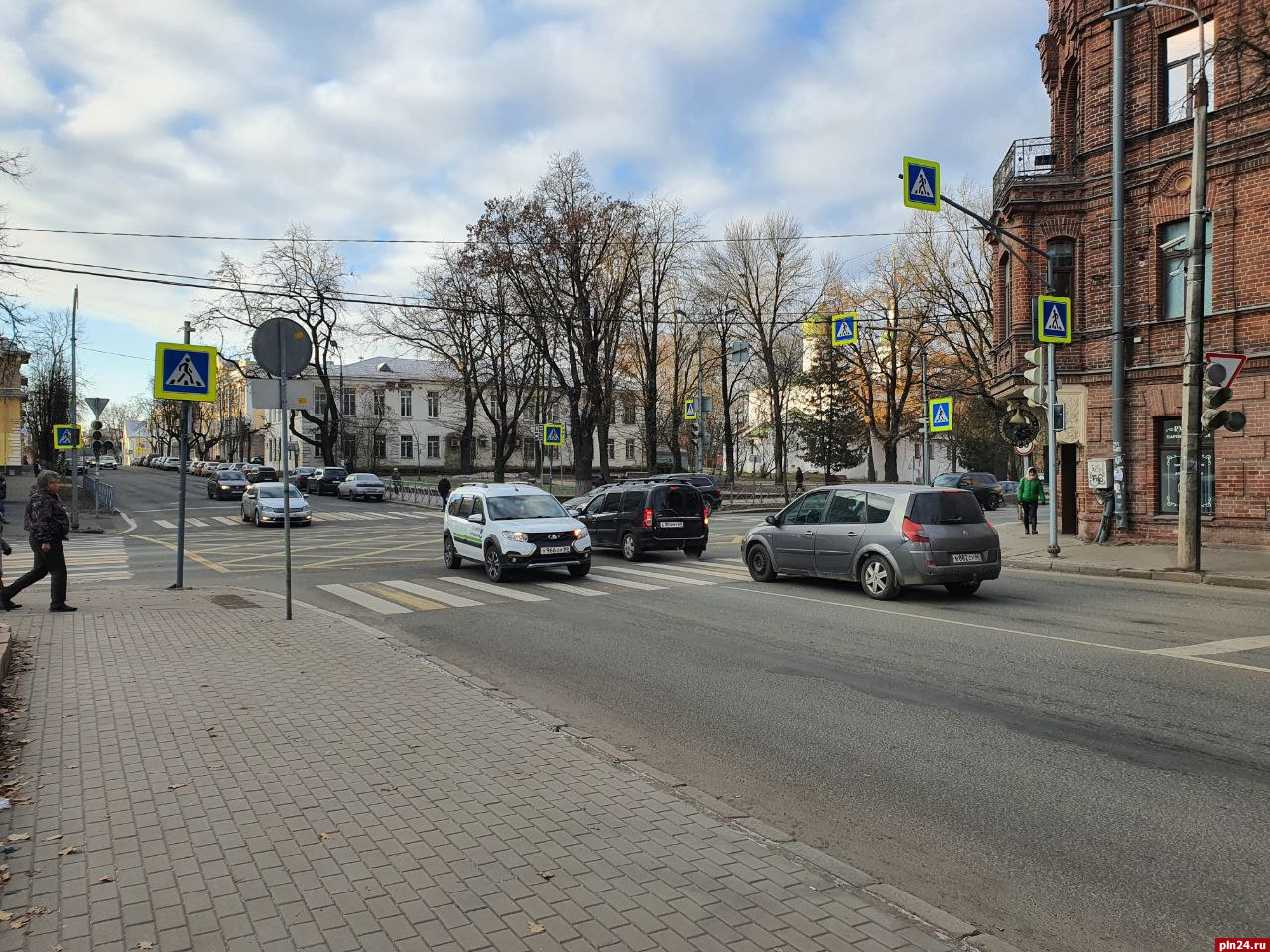 Перекресток октябрьская. Перекресток Октябрьская ул 56. Перекресток Октябрьская ул 56 Мурманск.