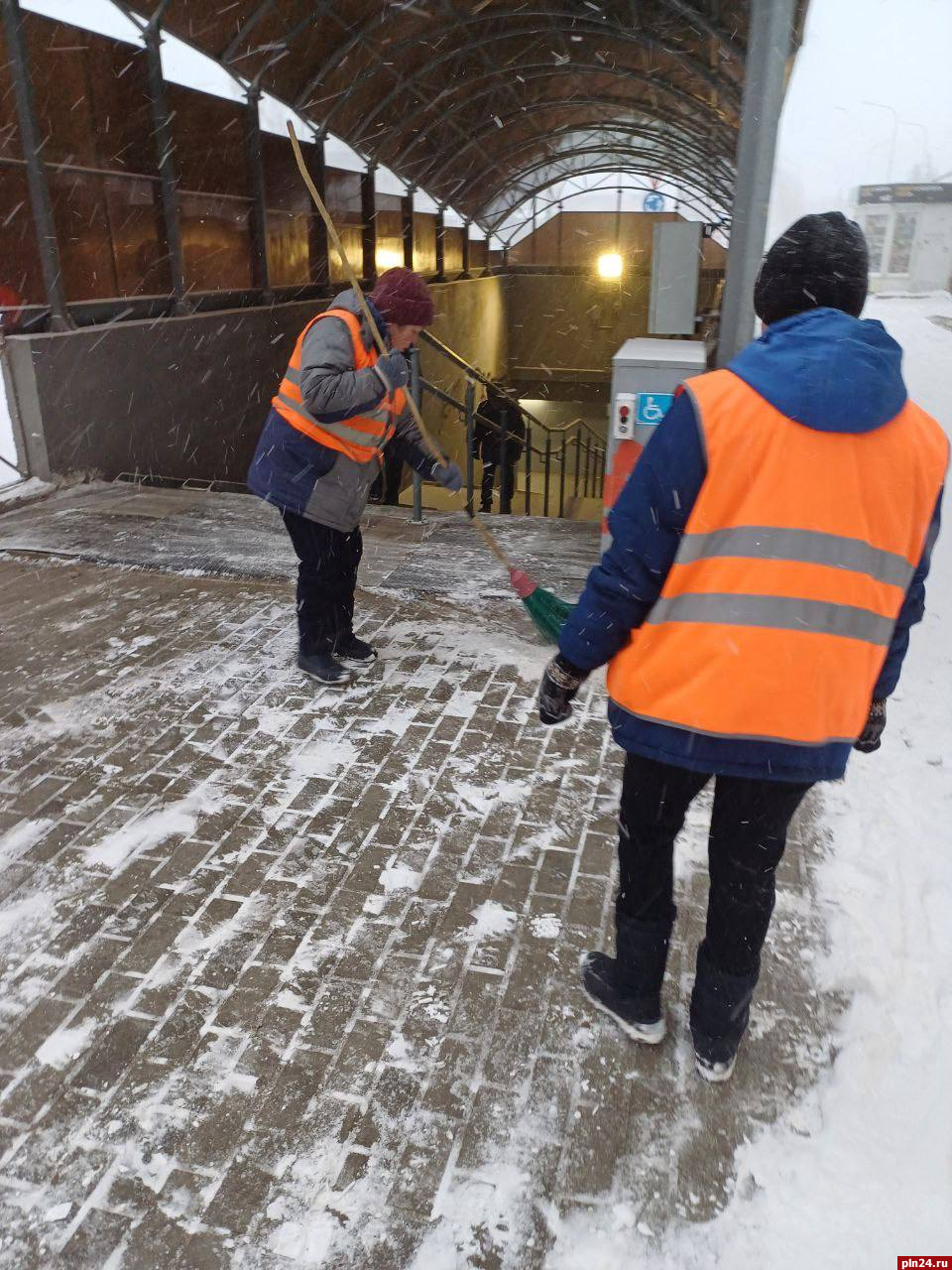 Последствия снегопада ликвидируют в Великих Луках : Псковская Лента  Новостей / ПЛН