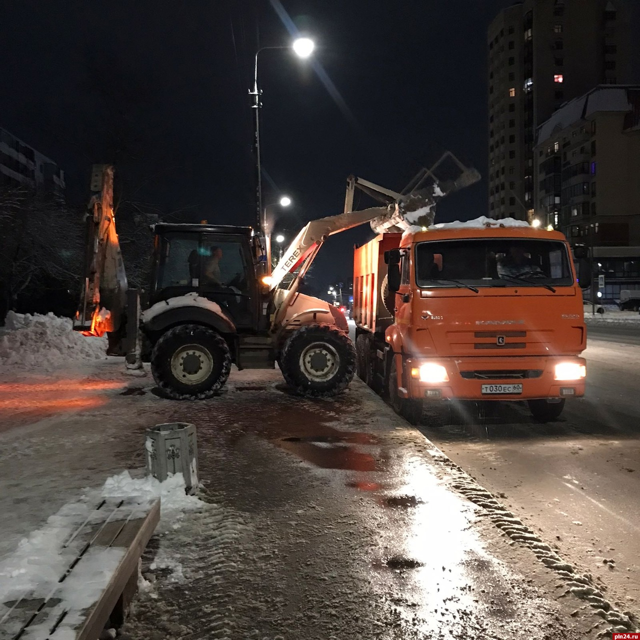 Дорожники продолжают расчистку улиц Пскова от снега. ФОТО : Псковская Лента  Новостей / ПЛН