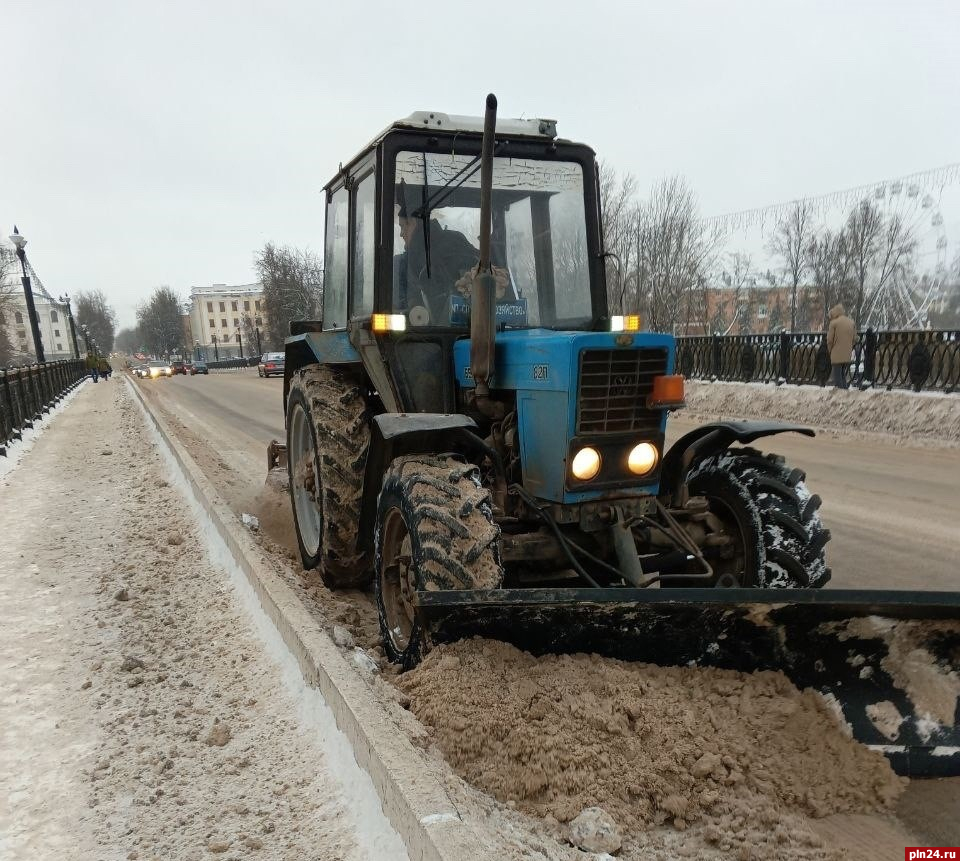 В две смены: как Великие Луки справились с первым снегопадом : Псковская  Лента Новостей / ПЛН