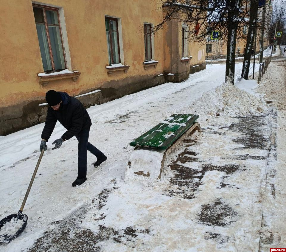 В две смены: как Великие Луки справились с первым снегопадом : Псковская  Лента Новостей / ПЛН