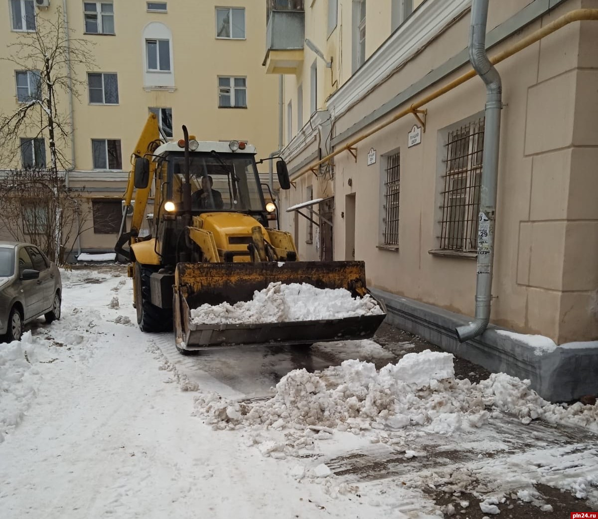 В две смены: как Великие Луки справились с первым снегопадом : Псковская  Лента Новостей / ПЛН