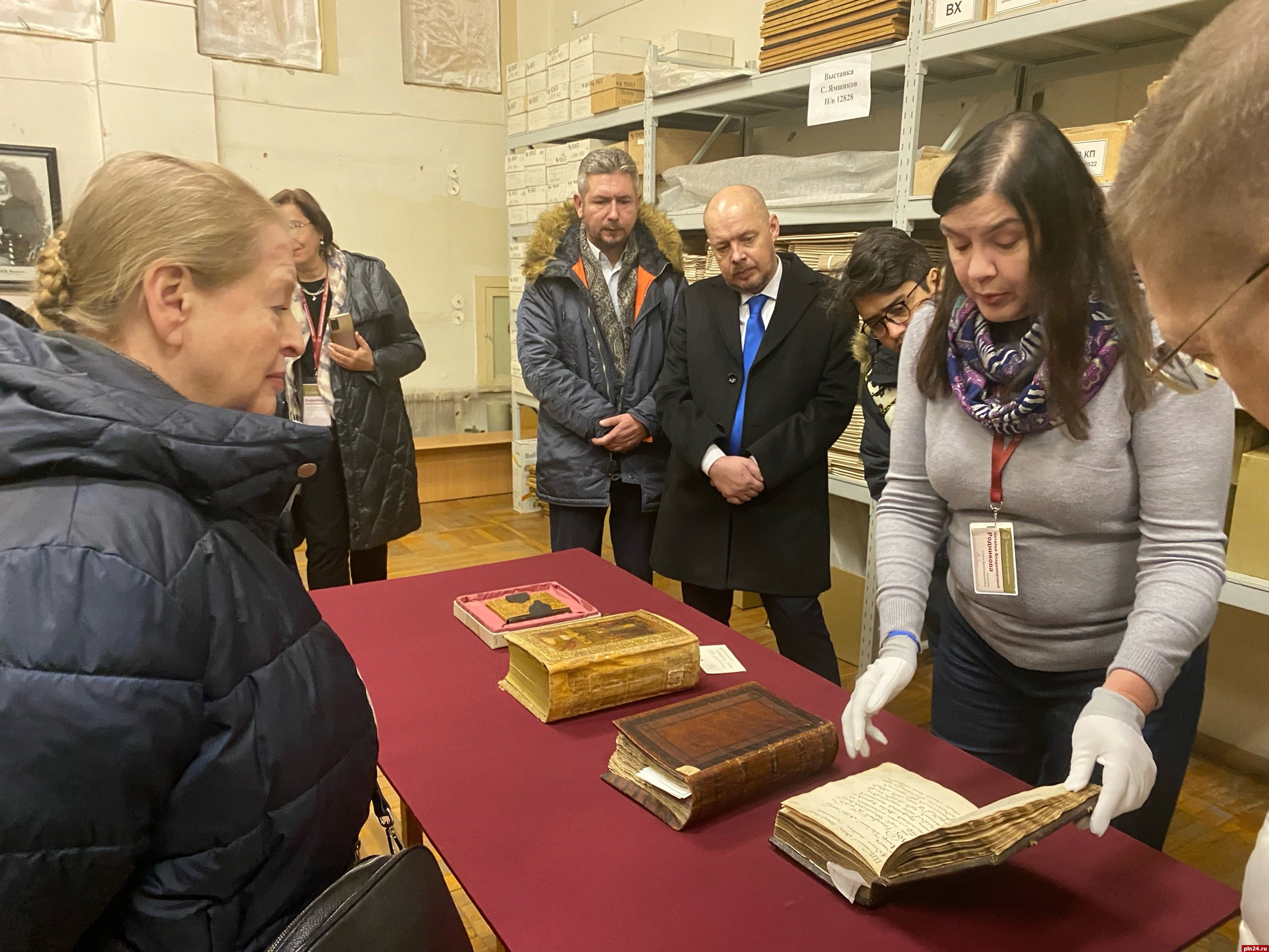 Псковский музей посетили руководители Банка России : Псковская Лента  Новостей / ПЛН