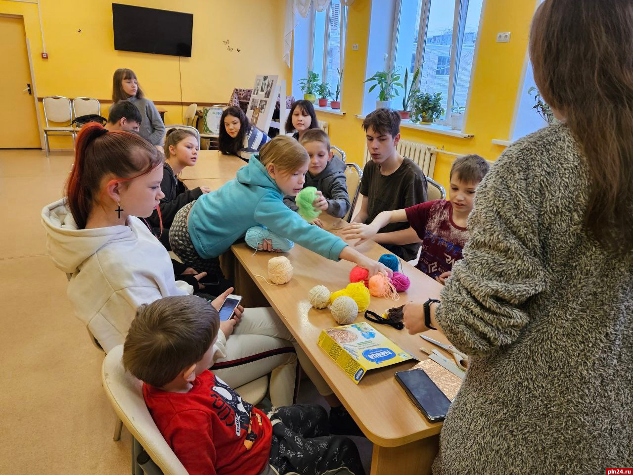 Псковские эковолонтеры провели новогодний мастер-класс в Центре помощи детям  : Псковская Лента Новостей / ПЛН