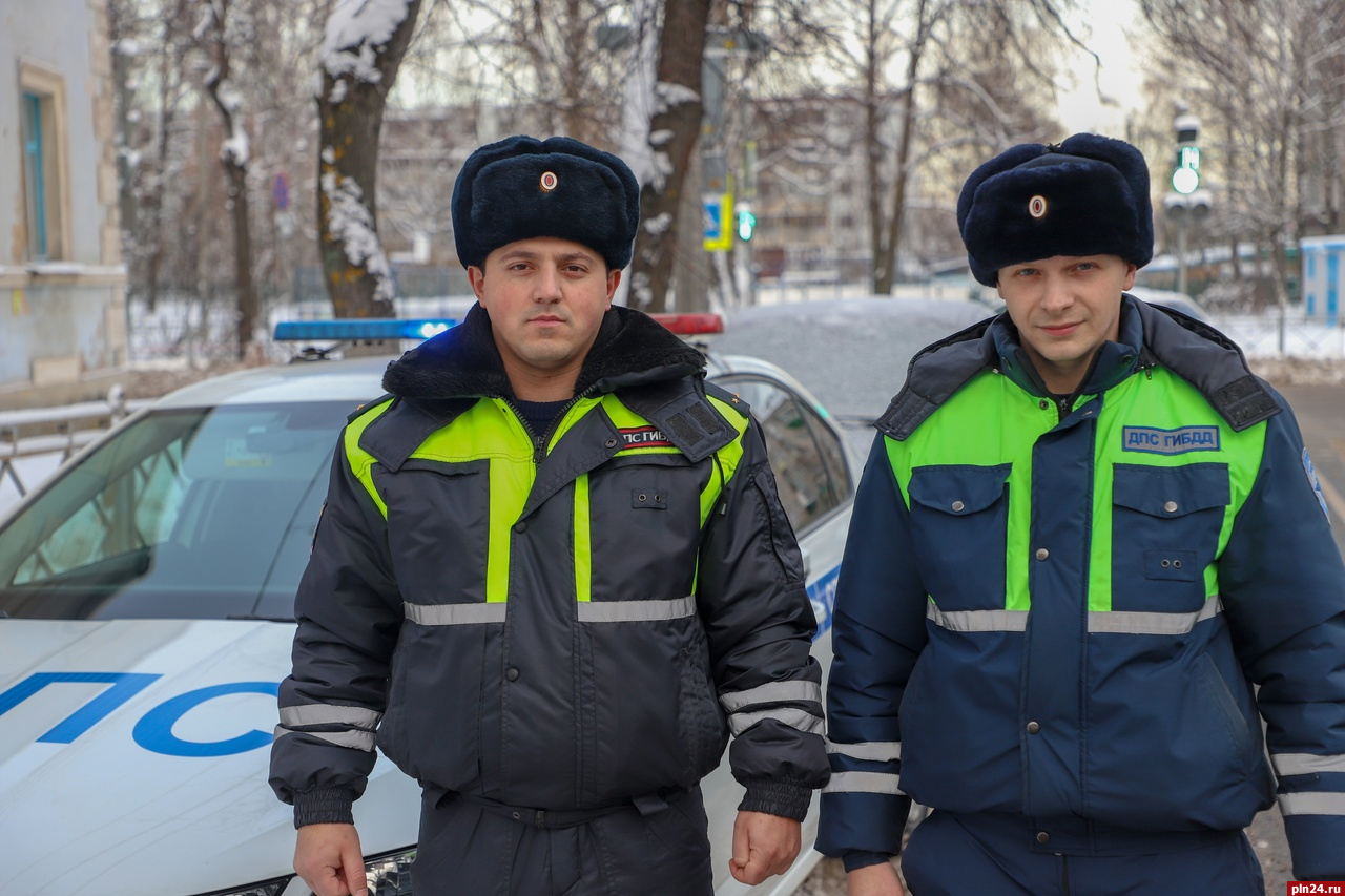 Псковские госавтоинспекторы вовремя доставили роженицу в роддом. ВИДЕО :  Псковская Лента Новостей / ПЛН