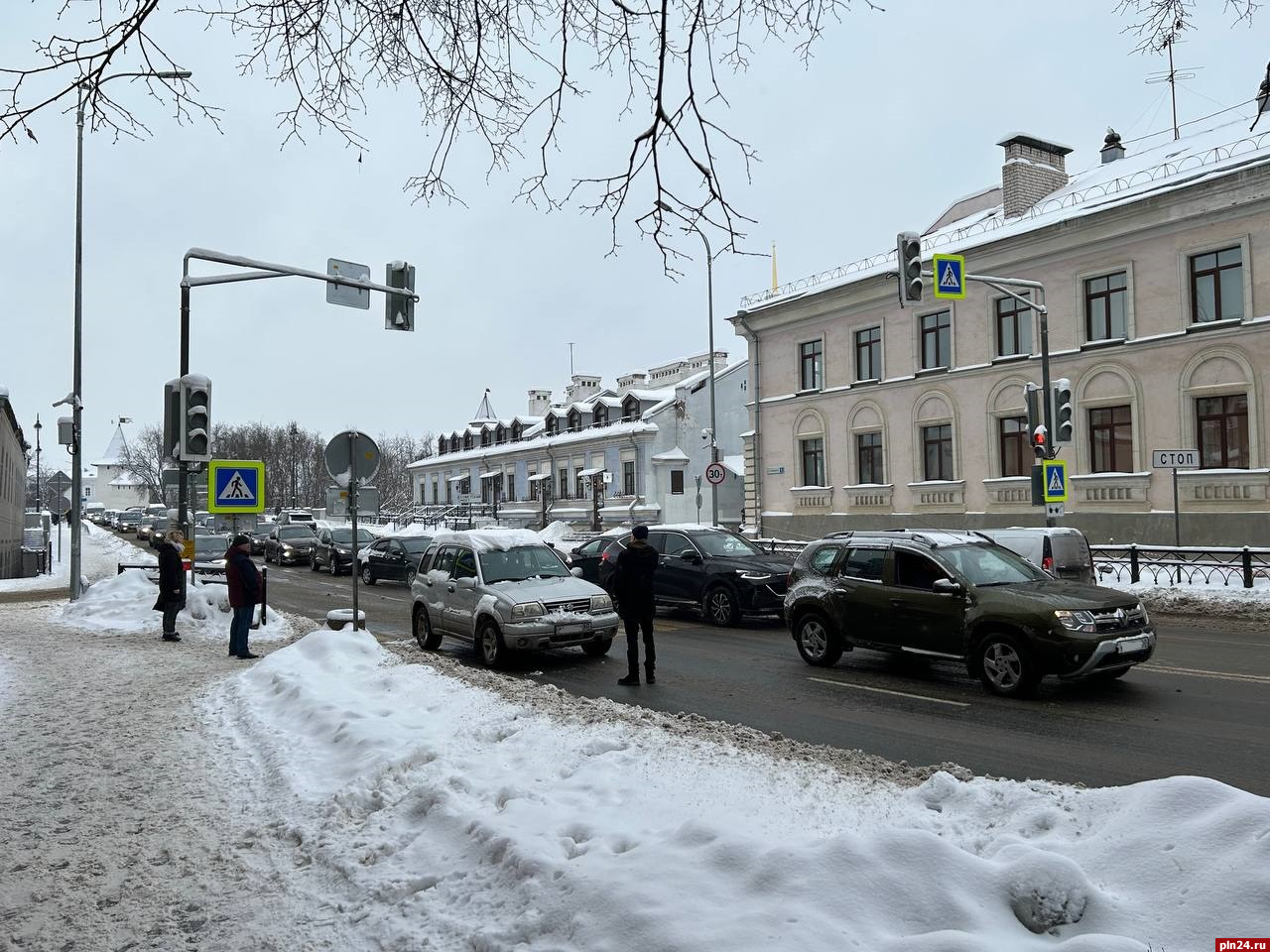 Авария при съезде с Троицкого моста затрудняет движение в центре Пскова :  Псковская Лента Новостей / ПЛН