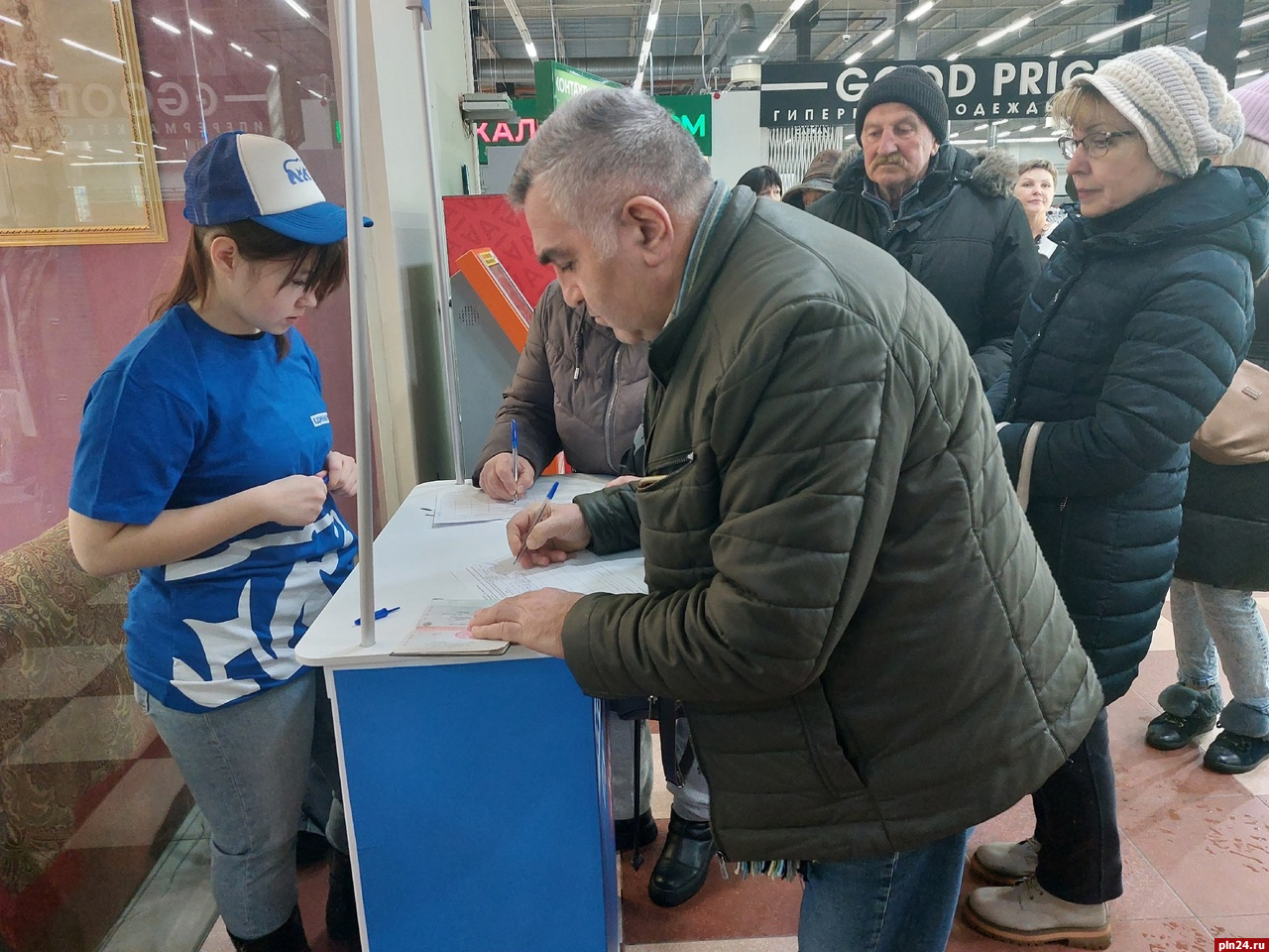 Армен Мнацаканян поставил свою подпись в поддержку выдвижения Путина на  выборах президента : Псковская Лента Новостей / ПЛН