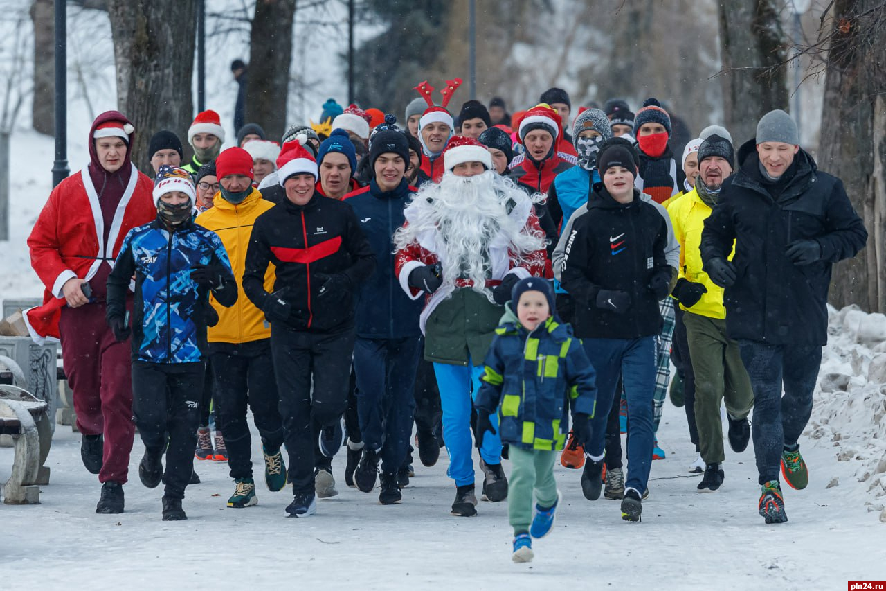 Новогодний забег «На спорте после мандаринов» состоялся в Пскове. ФОТО :  Псковская Лента Новостей / ПЛН