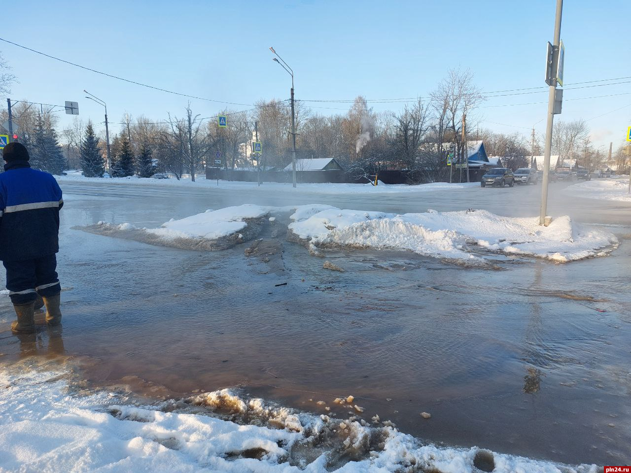 Холодная вода разлилась на перекрёстке улиц Коммунальной и Петровской в  Пскове. ФОТО : Псковская Лента Новостей / ПЛН