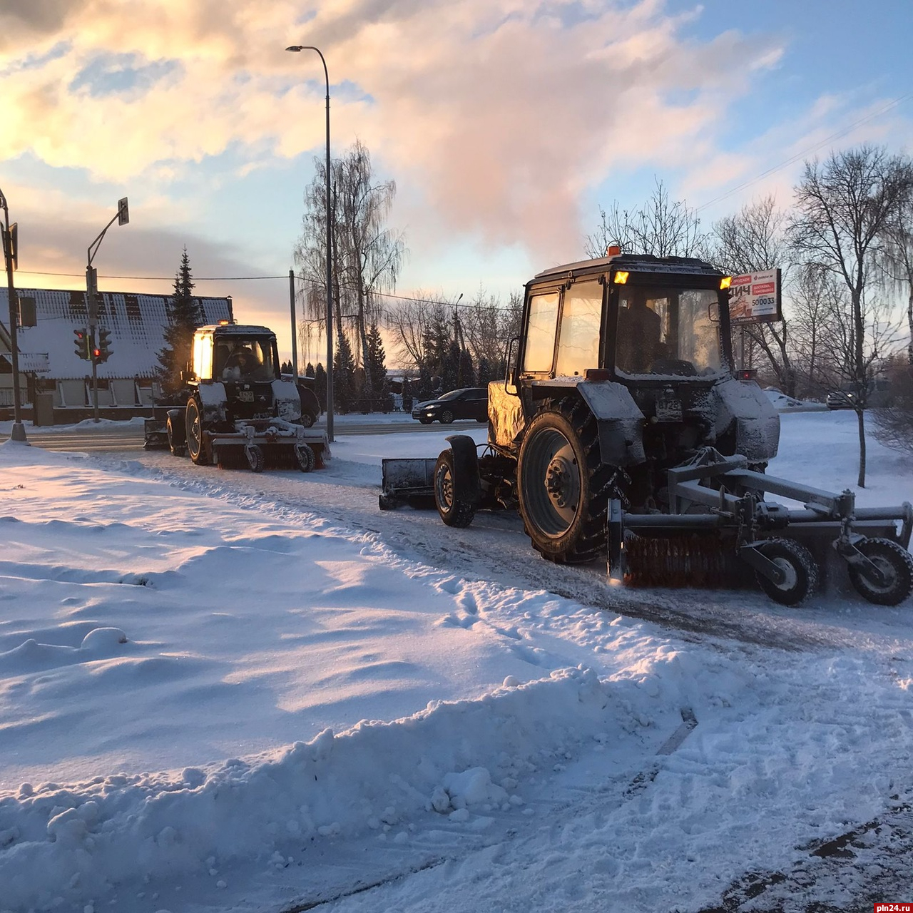 Дорожники продолжают чистить от снега улицы Пскова. ФОТО : Псковская Лента  Новостей / ПЛН