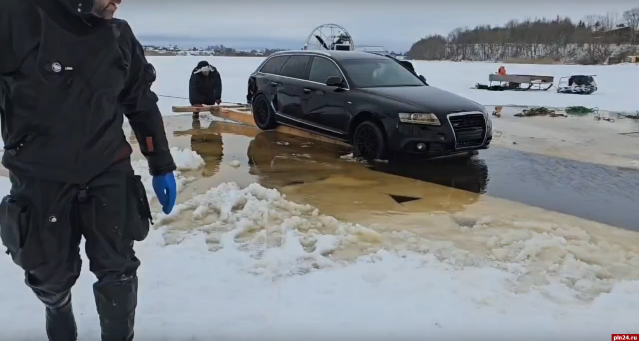 Утонувшую после дрифта на Великой Audi достали из воды. ВИДЕО : Псковская  Лента Новостей / ПЛН