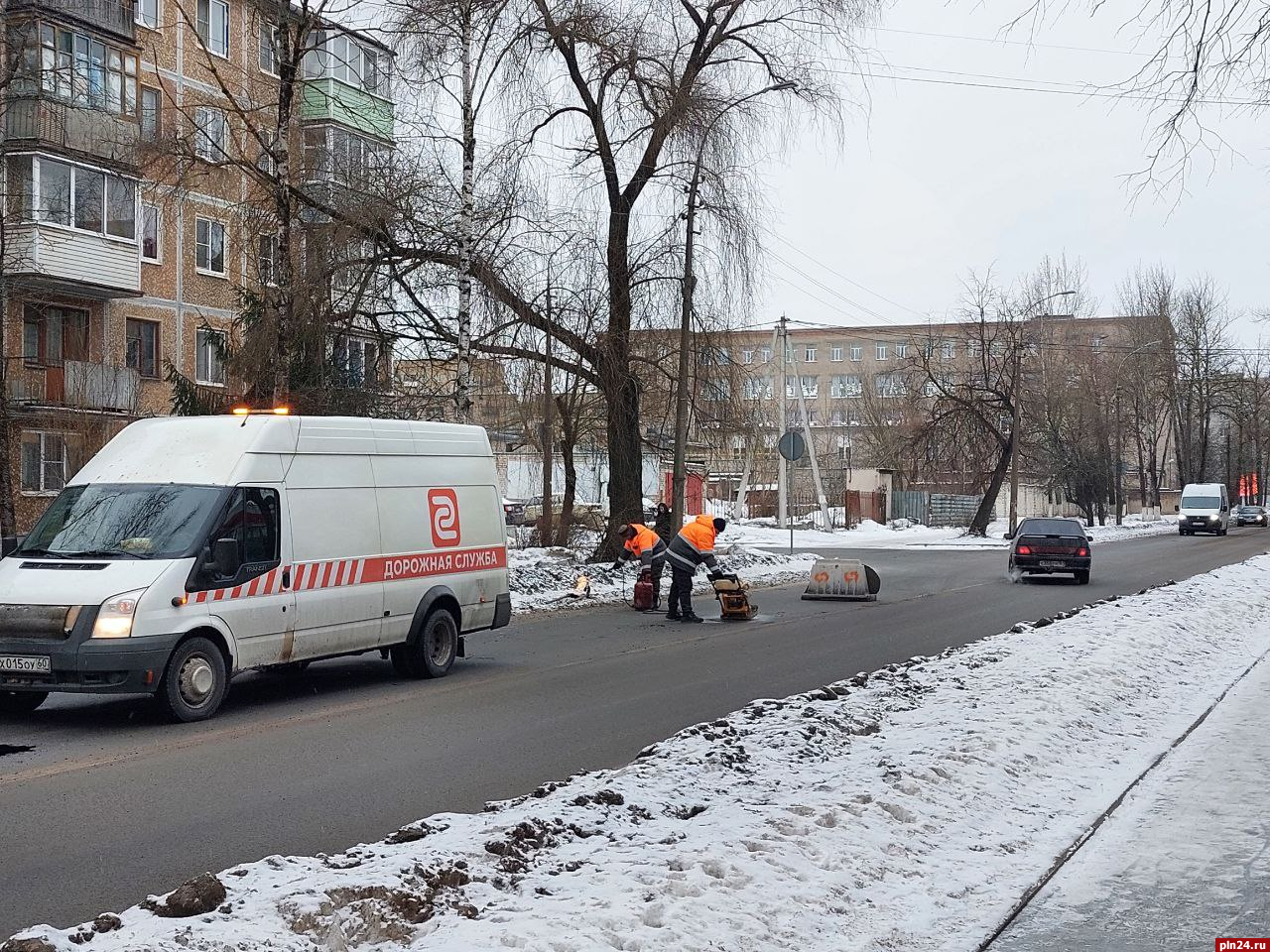 Фотофакт: Ямочный ремонт проводят на улице Народной в Пскове : Псковская  Лента Новостей / ПЛН