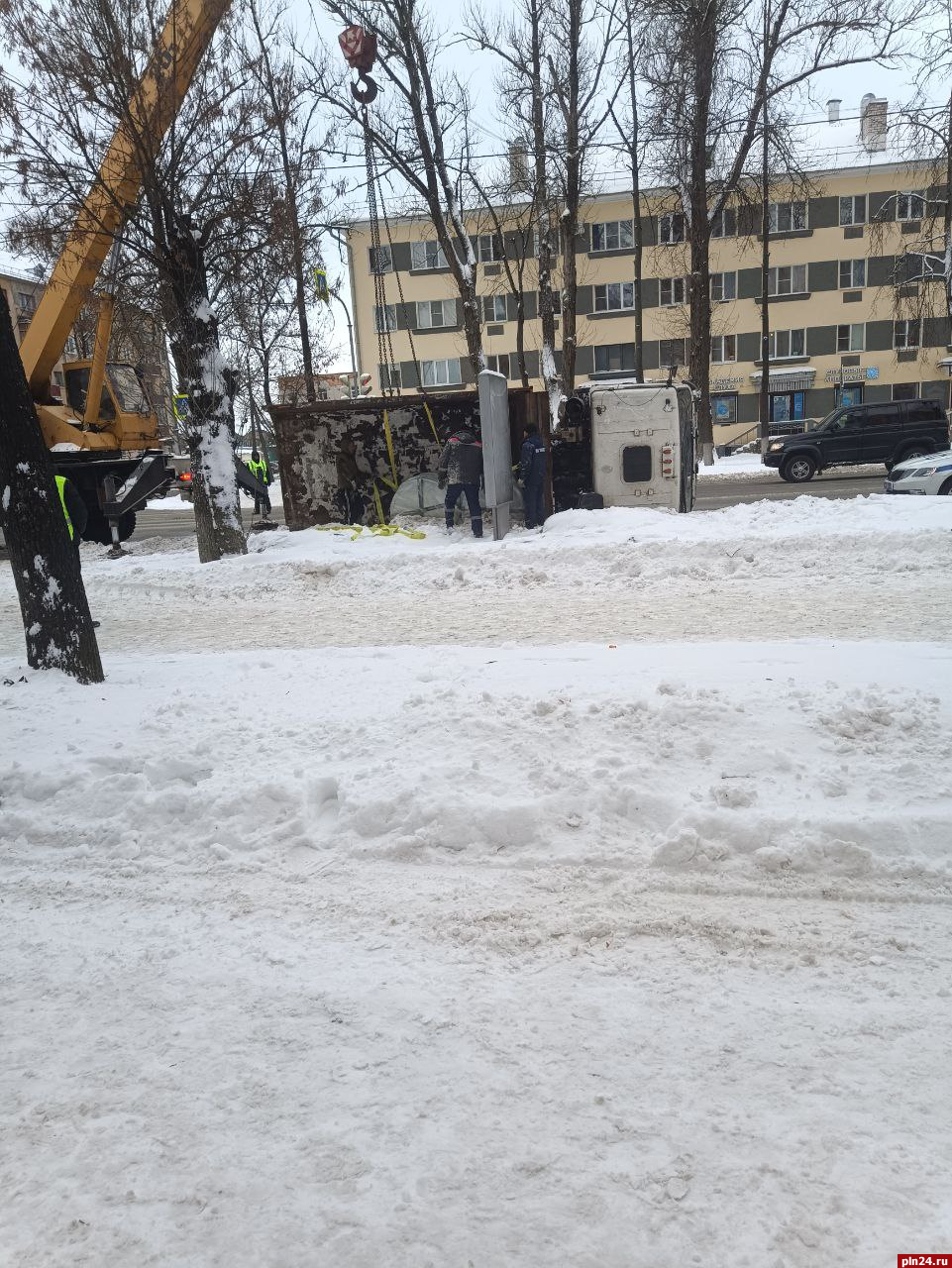 Грузовик опрокинулся на Октябрьском проспекте в Пскове. ФОТО : Псковская  Лента Новостей / ПЛН