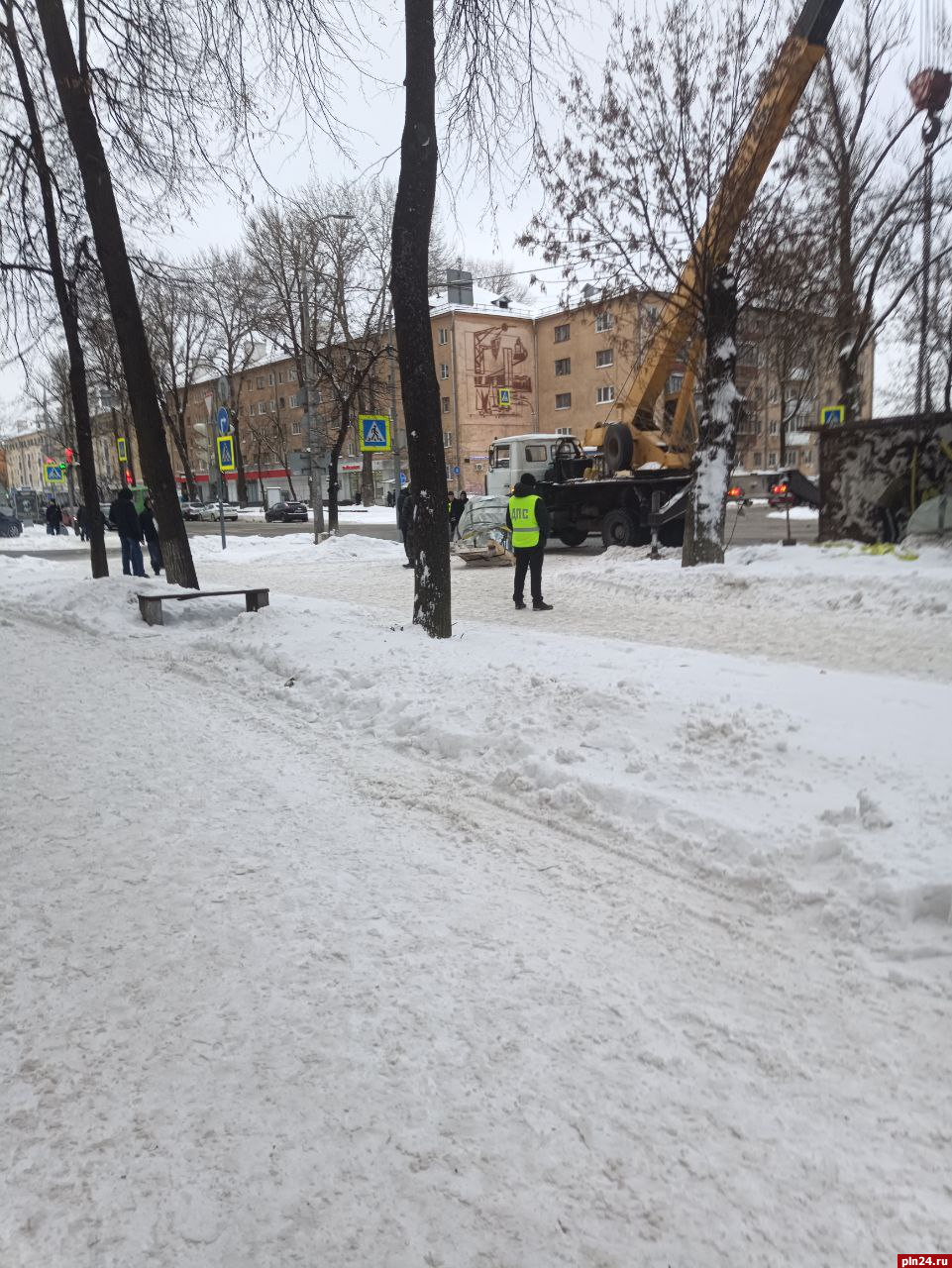 Грузовик опрокинулся на Октябрьском проспекте в Пскове. ФОТО : Псковская  Лента Новостей / ПЛН