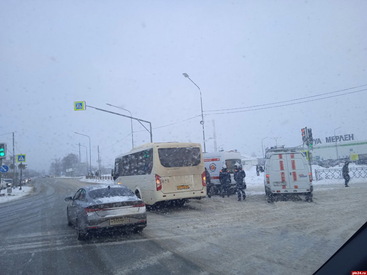 В Пскове на Рижском проспекте водитель автомашины снес зеркало  пассажирскому автобусу : Псковская Лента Новостей / ПЛН