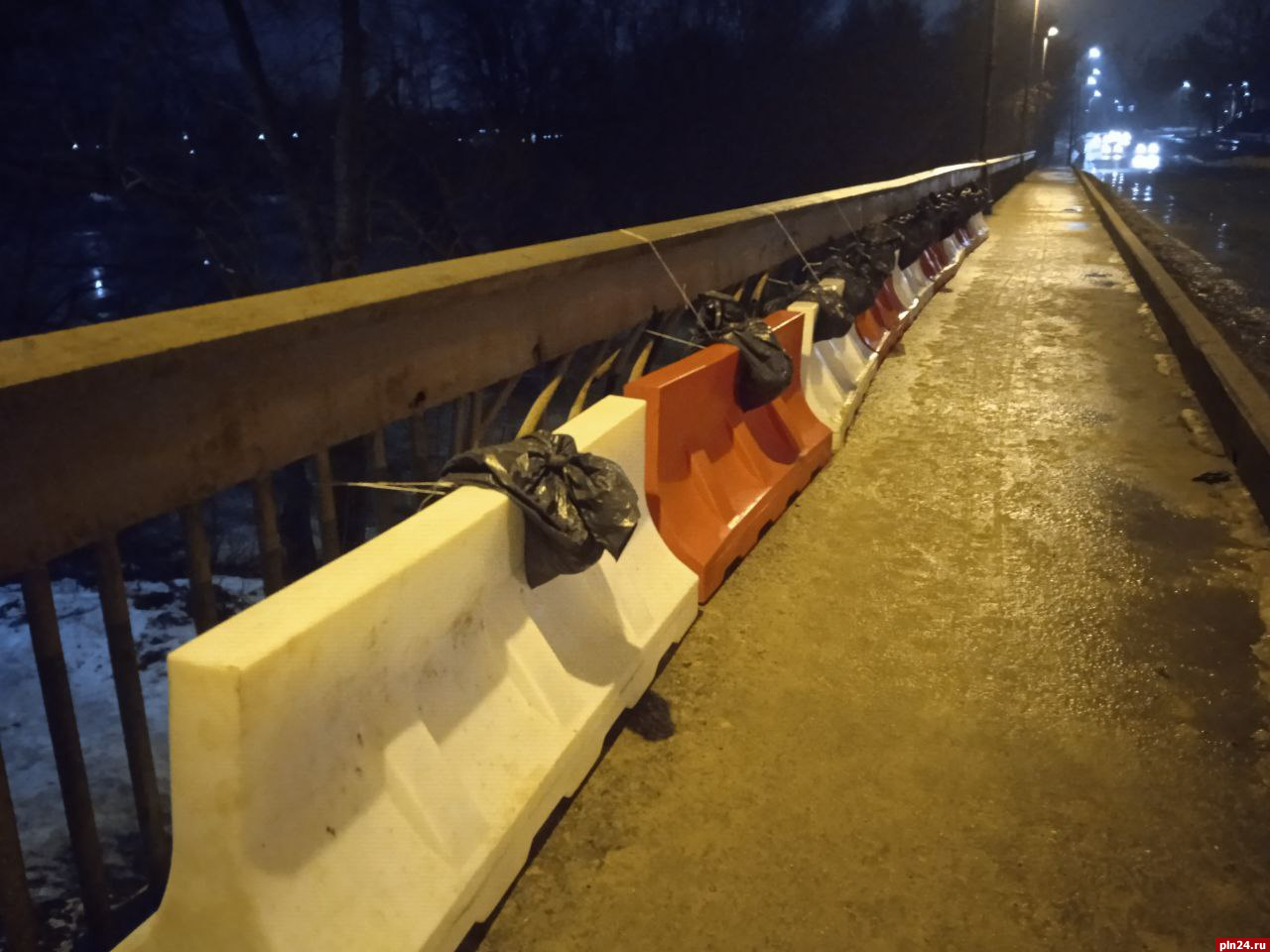 В Пскове ищут водителя, сбившего ограждение на Кузнецком мосту : Псковская  Лента Новостей / ПЛН