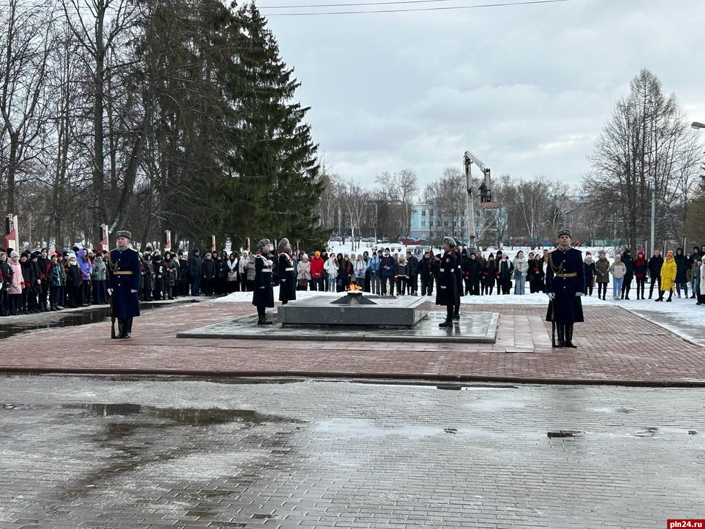 В Великих Луках состоялся торжественный митинг, посвященный 100-летию со  дня рождения Александра Матросова : Псковская Лента Новостей / ПЛН