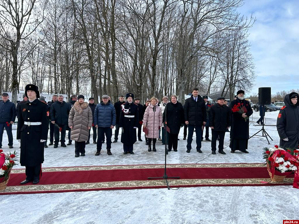 В Великих Луках состоялся торжественный митинг, посвященный 100-летию со  дня рождения Александра Матросова : Псковская Лента Новостей / ПЛН