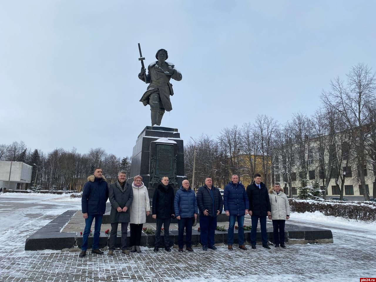 Торжественное возложение цветов к монументу Александру Матросову состоялось  в Великих Луках : Псковская Лента Новостей / ПЛН