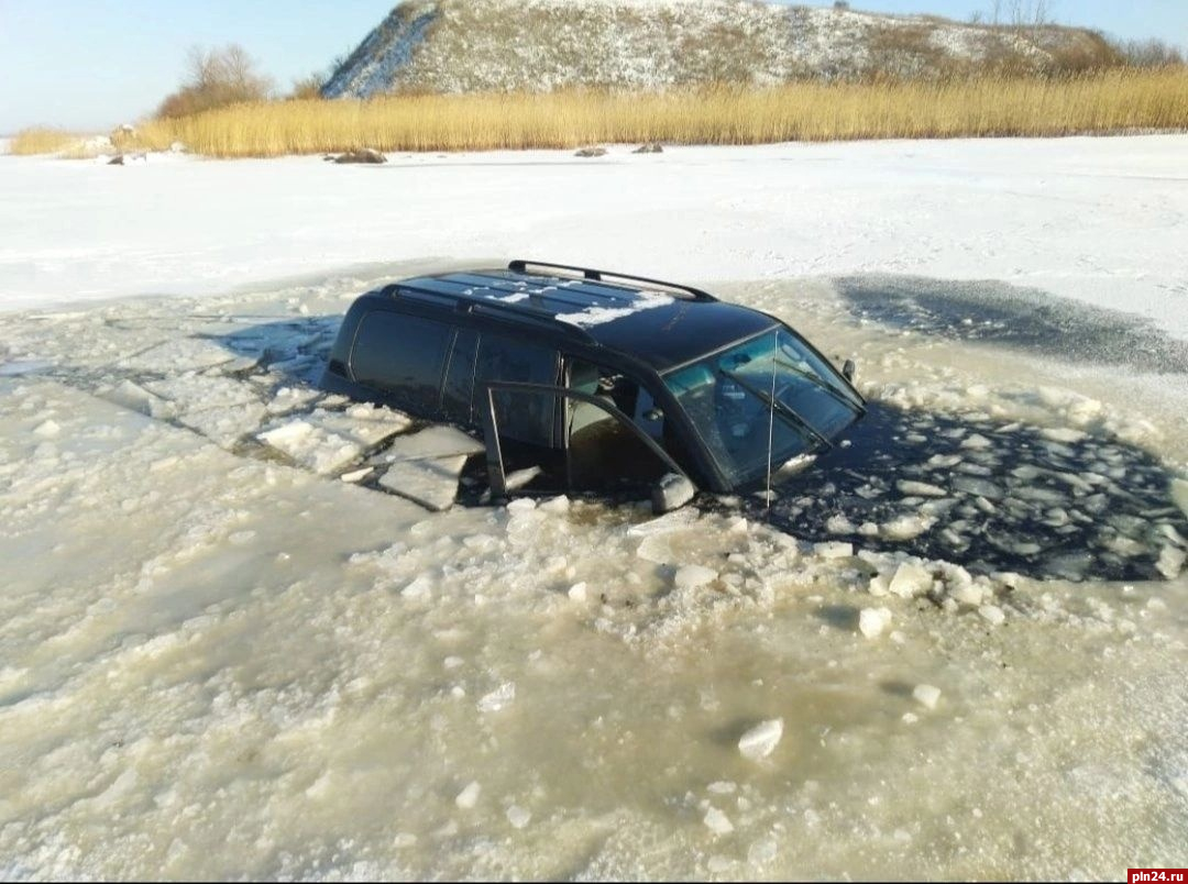 Автомобиль провалился под лёд вблизи Талабских островов : Псковская Лента  Новостей / ПЛН