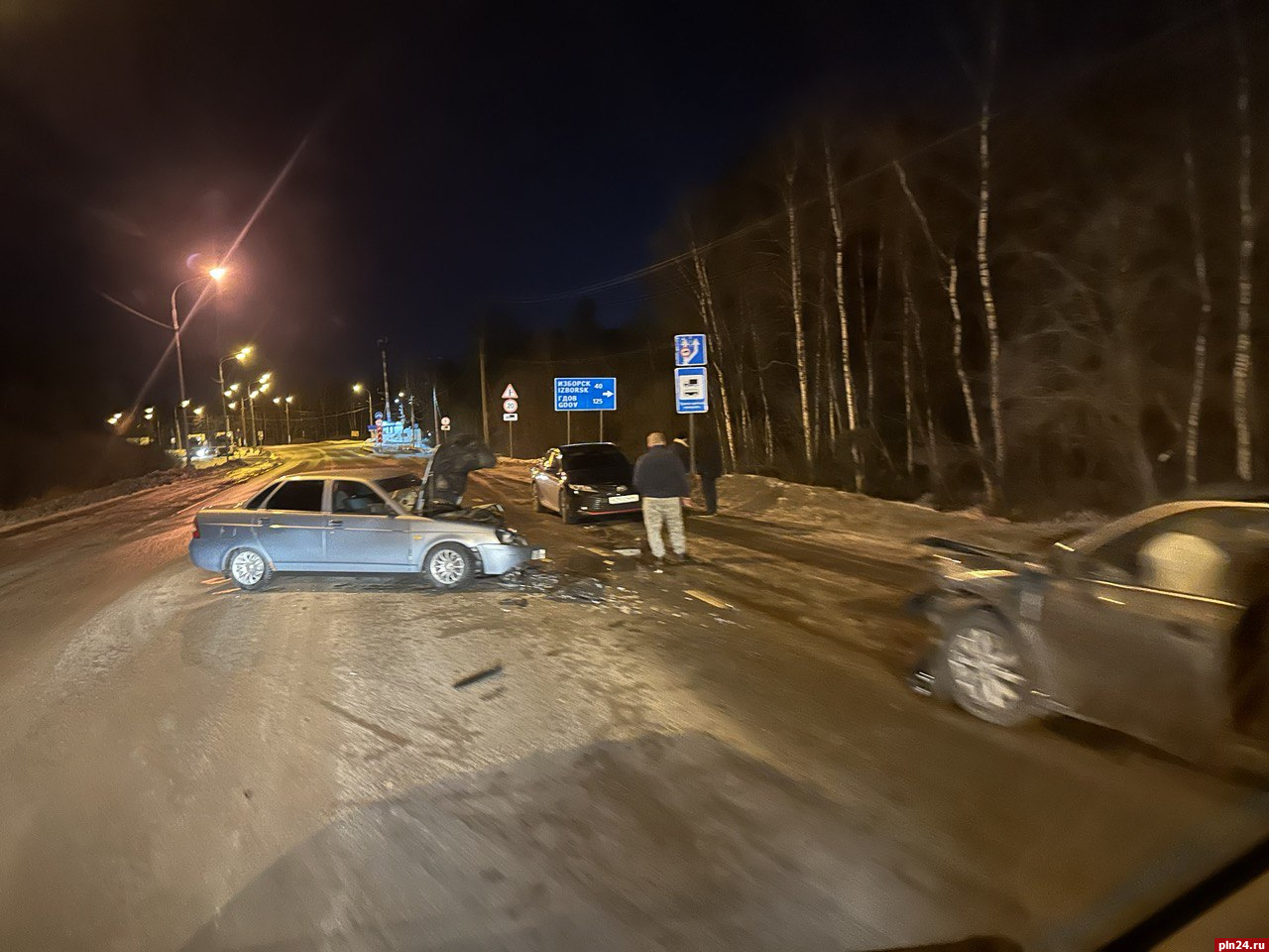 Два автомобиля столкнулись на выезде из Пскова. ФОТО : Псковская Лента  Новостей / ПЛН