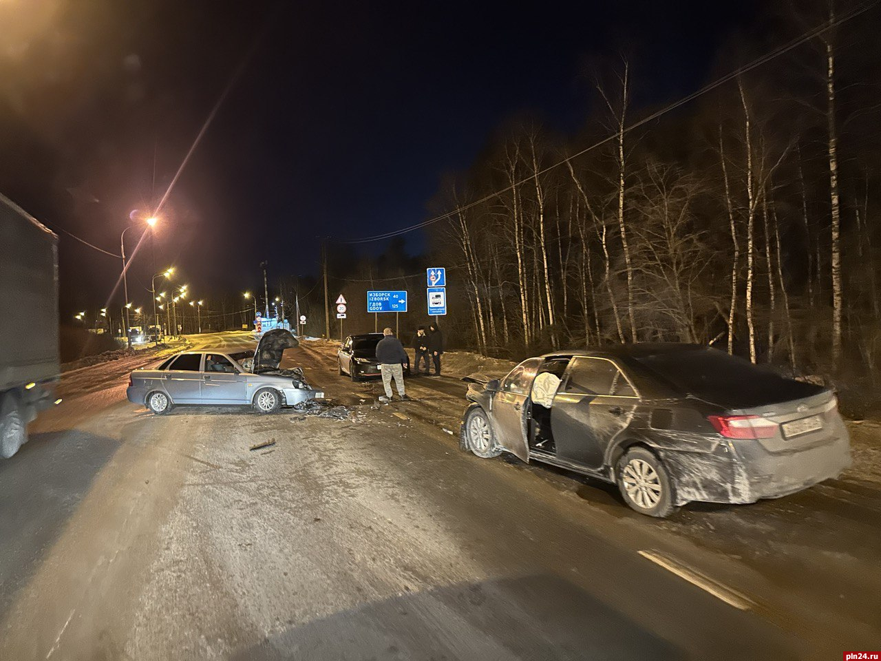 Два автомобиля столкнулись на выезде из Пскова. ФОТО : Псковская Лента  Новостей / ПЛН