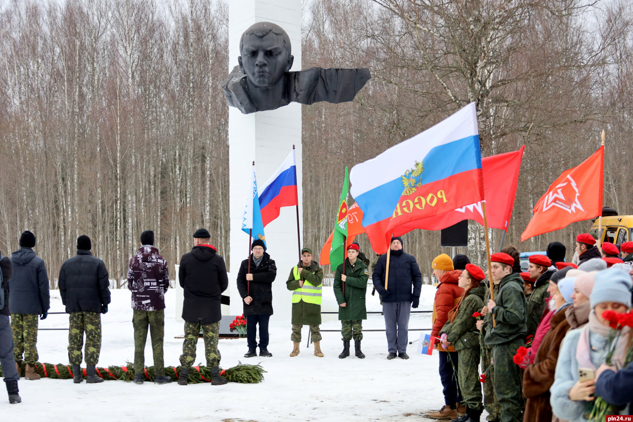 Памятный митинг у мемориала на месте гибели Александра Матросова.  ФОТОРЕПОРТАЖ : Псковская Лента Новостей / ПЛН