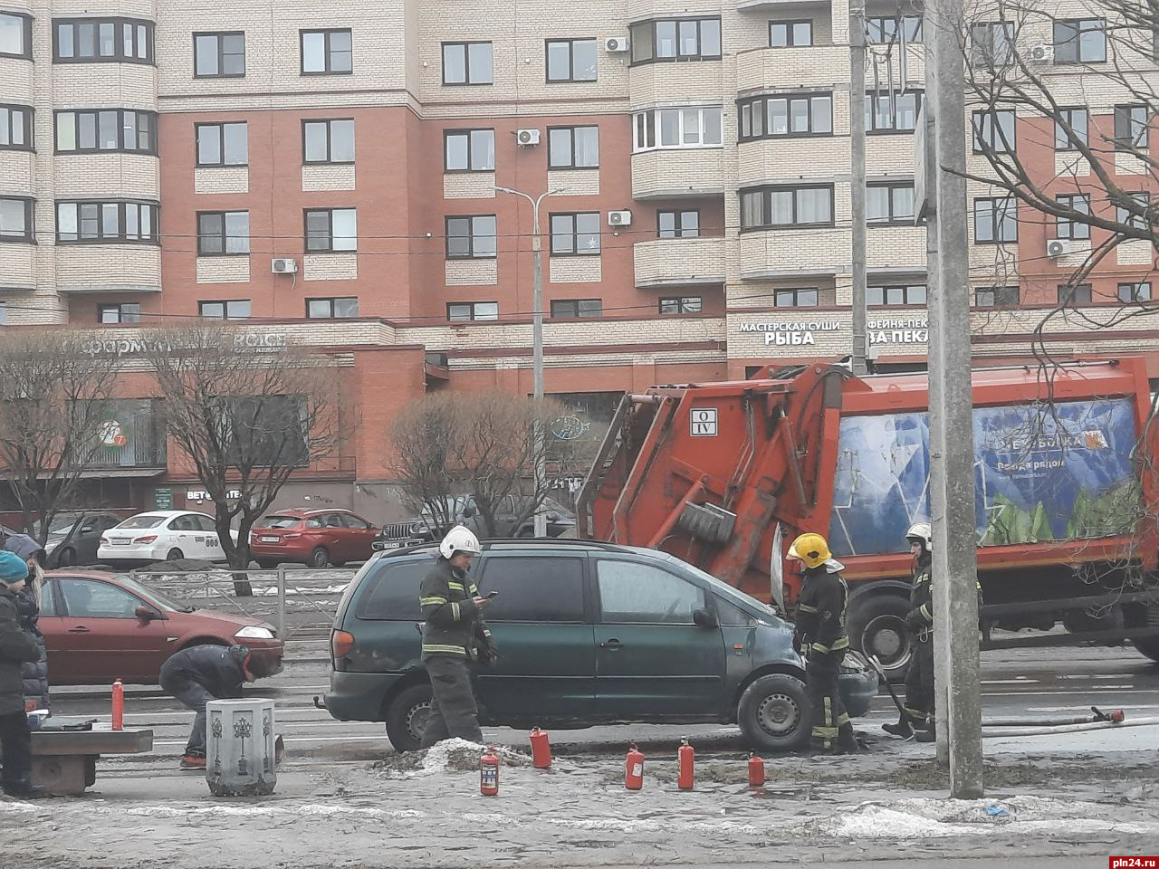 Горящий автомобиль собрал пробку на улице Юбилейной в Пскове. ФОТО :  Псковская Лента Новостей / ПЛН