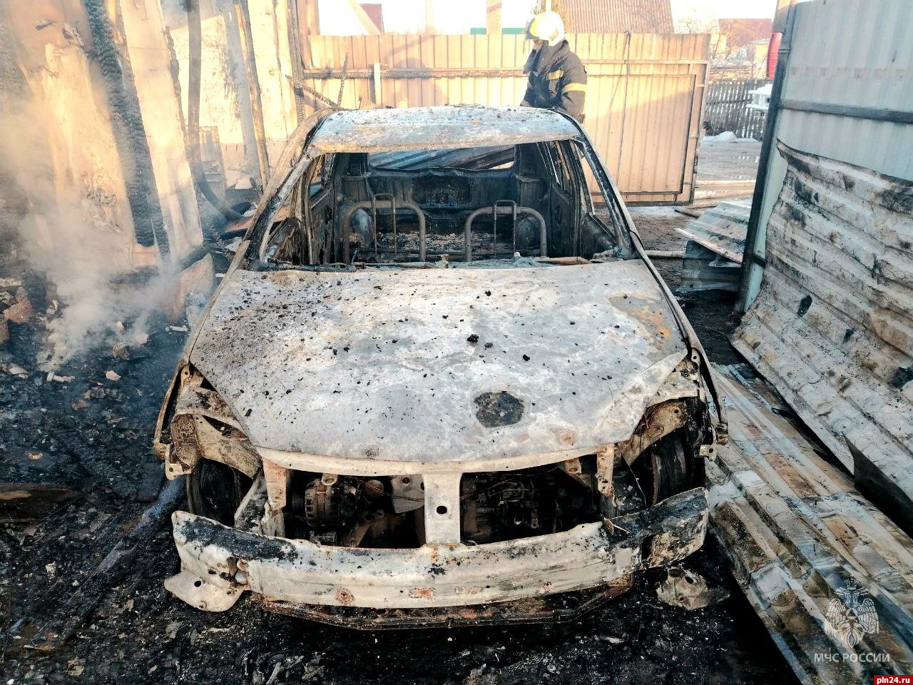 Жилой дом и гараж с автомобилем горели в Псковском районе : Псковская Лента  Новостей / ПЛН