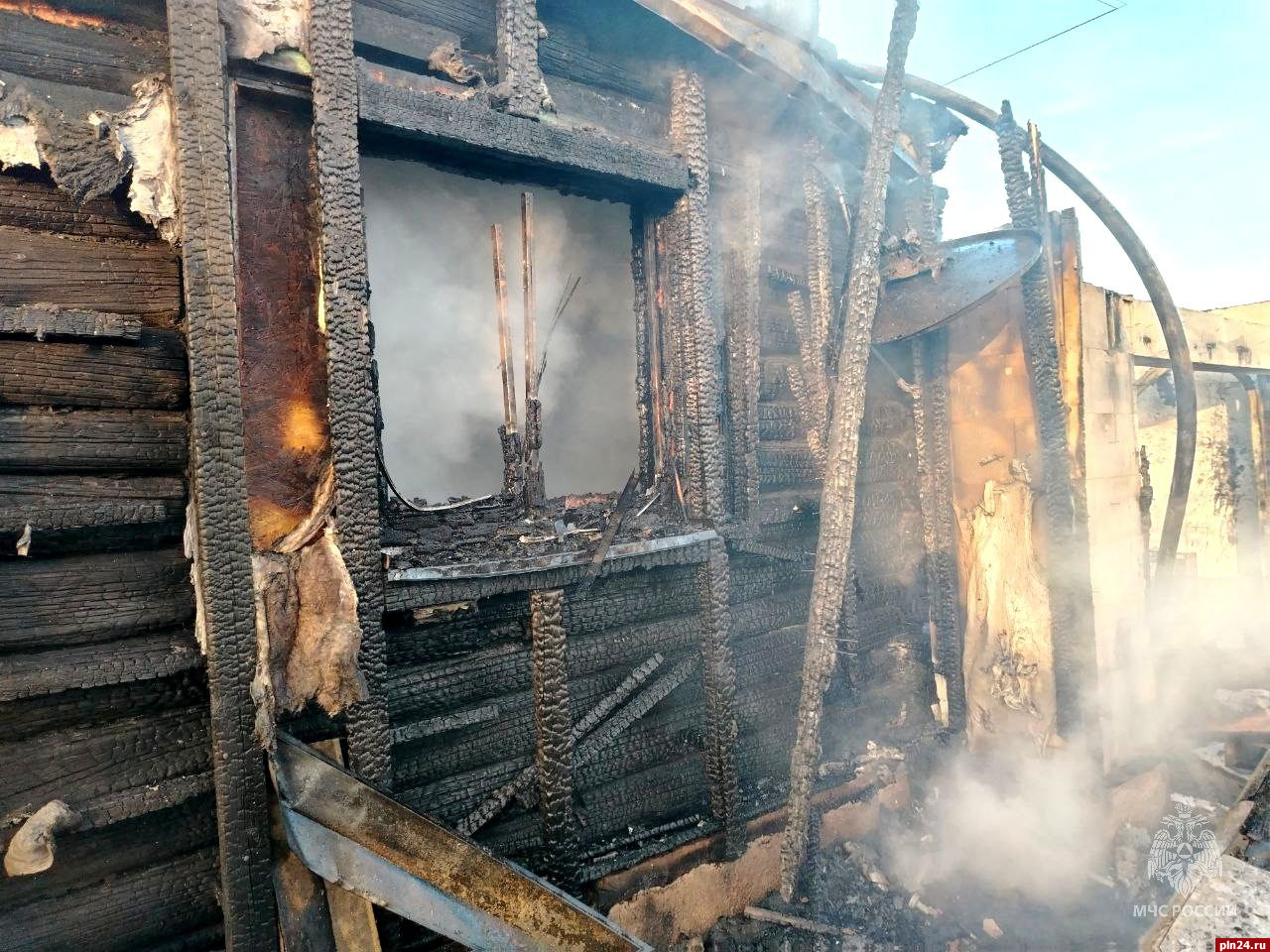 Жилой дом и гараж с автомобилем горели в Псковском районе : Псковская Лента  Новостей / ПЛН