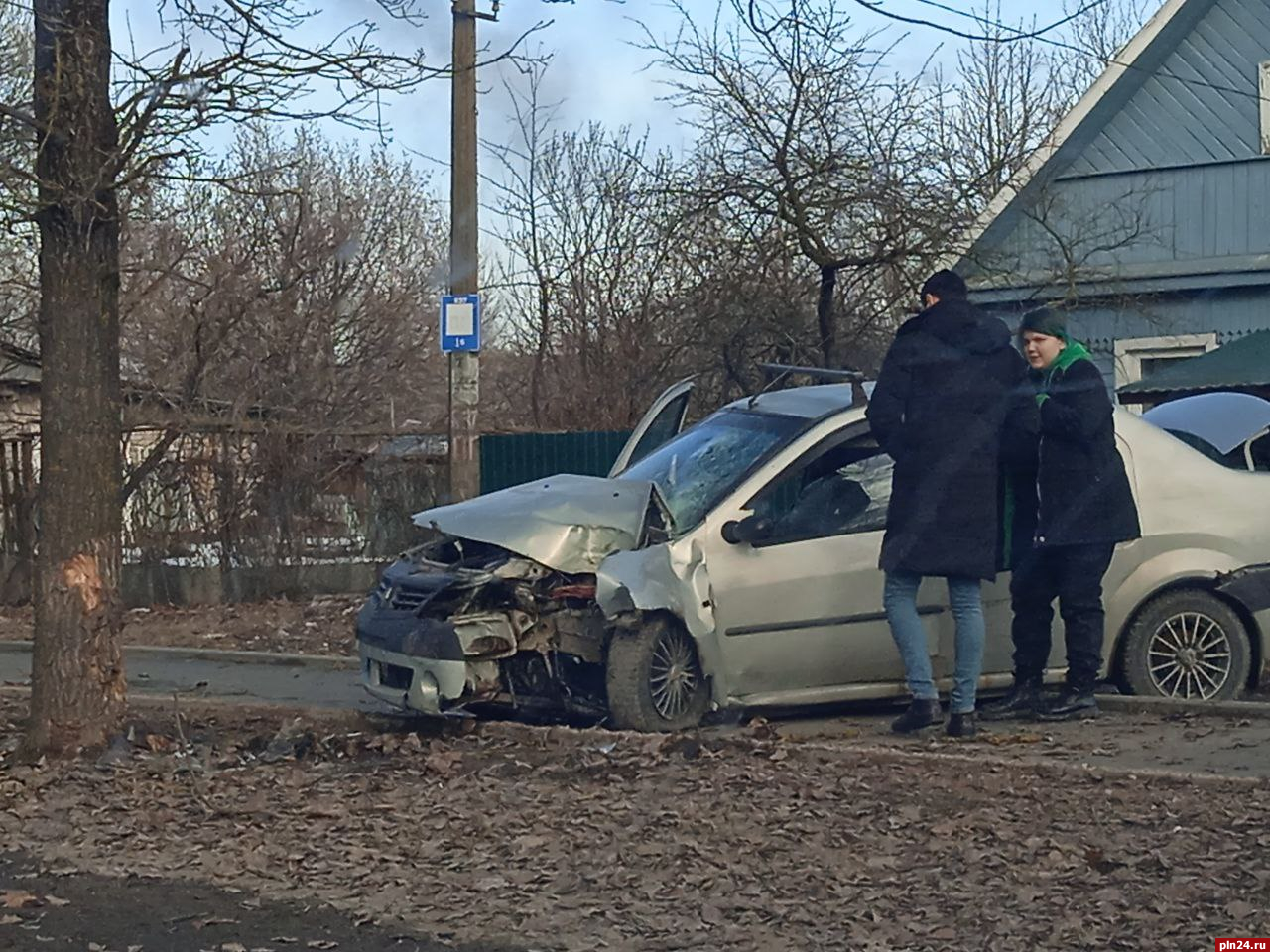 Два человека пострадали из-за выезда автомашины на тротуар в Пскове