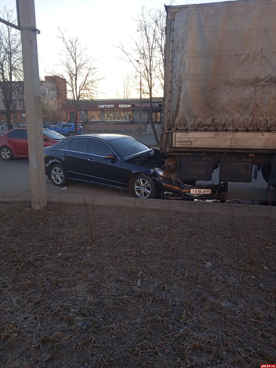 Mercedes врезался в припаркованный грузовик на улице Труда в Пскове :  Псковская Лента Новостей / ПЛН