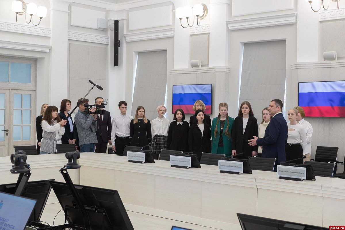 Михаил Ведерников провел для школьников экскурсию по зданию правительства :  Псковская Лента Новостей / ПЛН