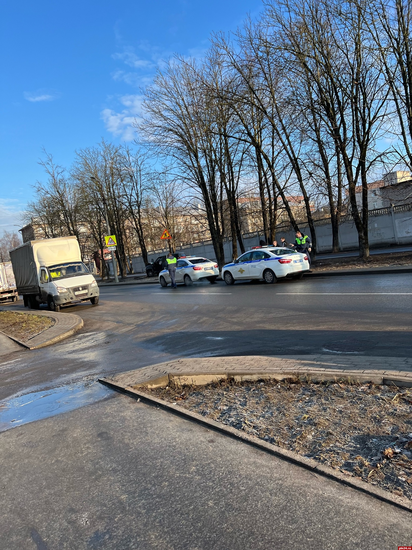 Врезавшийся в дерево в Пскове УАЗ «Патриот» перед наездом совершил  столкновение с BMW X6 : Псковская Лента Новостей / ПЛН