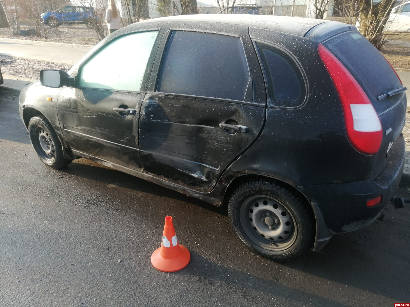 В Пскове пьяный водитель повредил две автомашины и врезался в дерево. ФОТО  : Псковская Лента Новостей / ПЛН