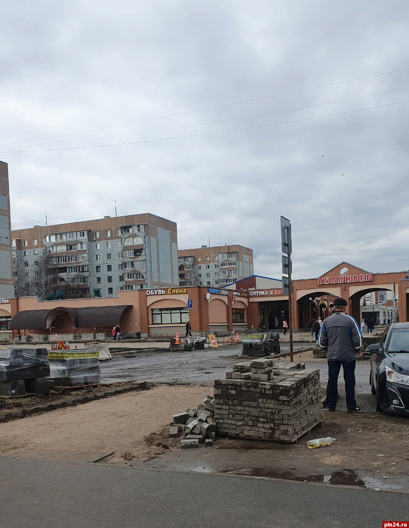 Ремонт парковки у торгового комплекса «Гулливер» продолжается в Пскове.  ФОТО : Псковская Лента Новостей / ПЛН