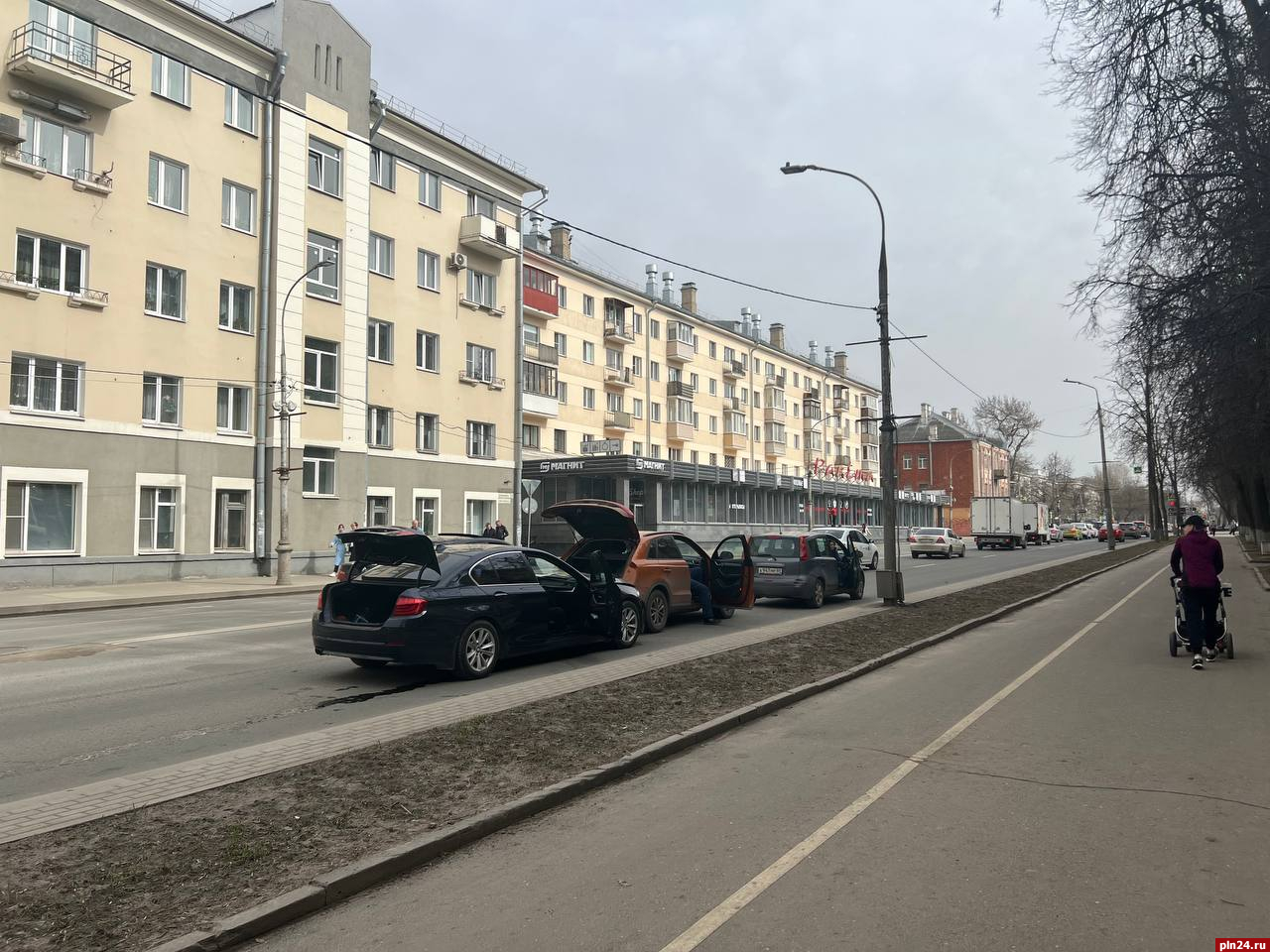 Три автомобиля столкнулись на Октябрьском проспекте в Пскове : Псковская  Лента Новостей / ПЛН