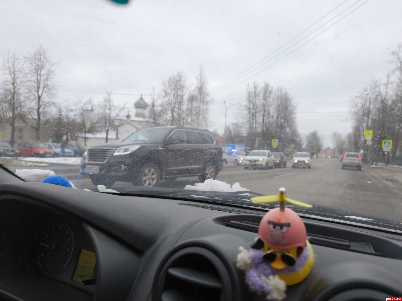 Два автомобиля столкнулись на пересечении улиц Труда и Первомайской в  Пскове : Псковская Лента Новостей / ПЛН