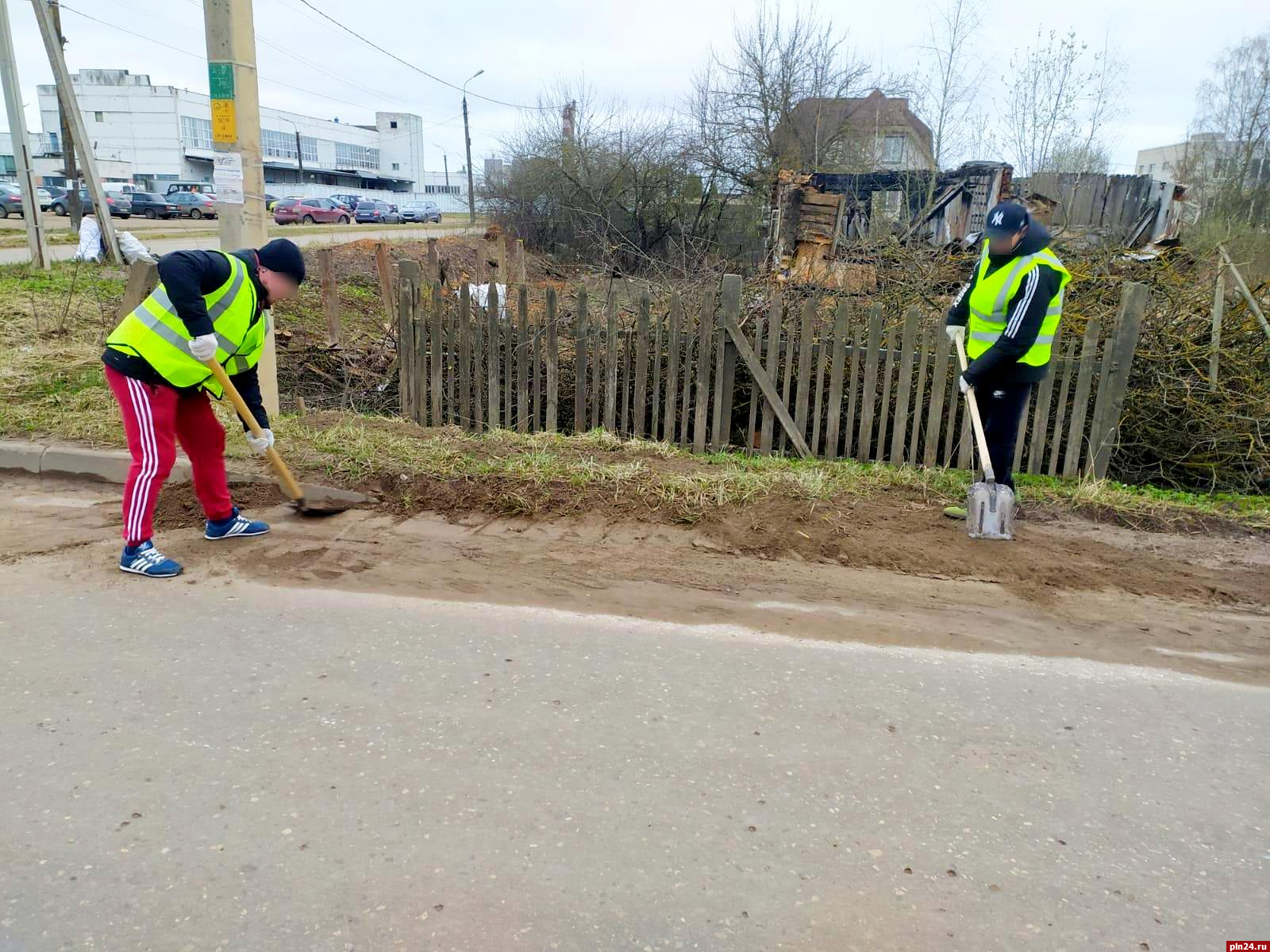 Осужденные к принудительным работам в Великих Луках помогают убирать улицы  города : Псковская Лента Новостей / ПЛН