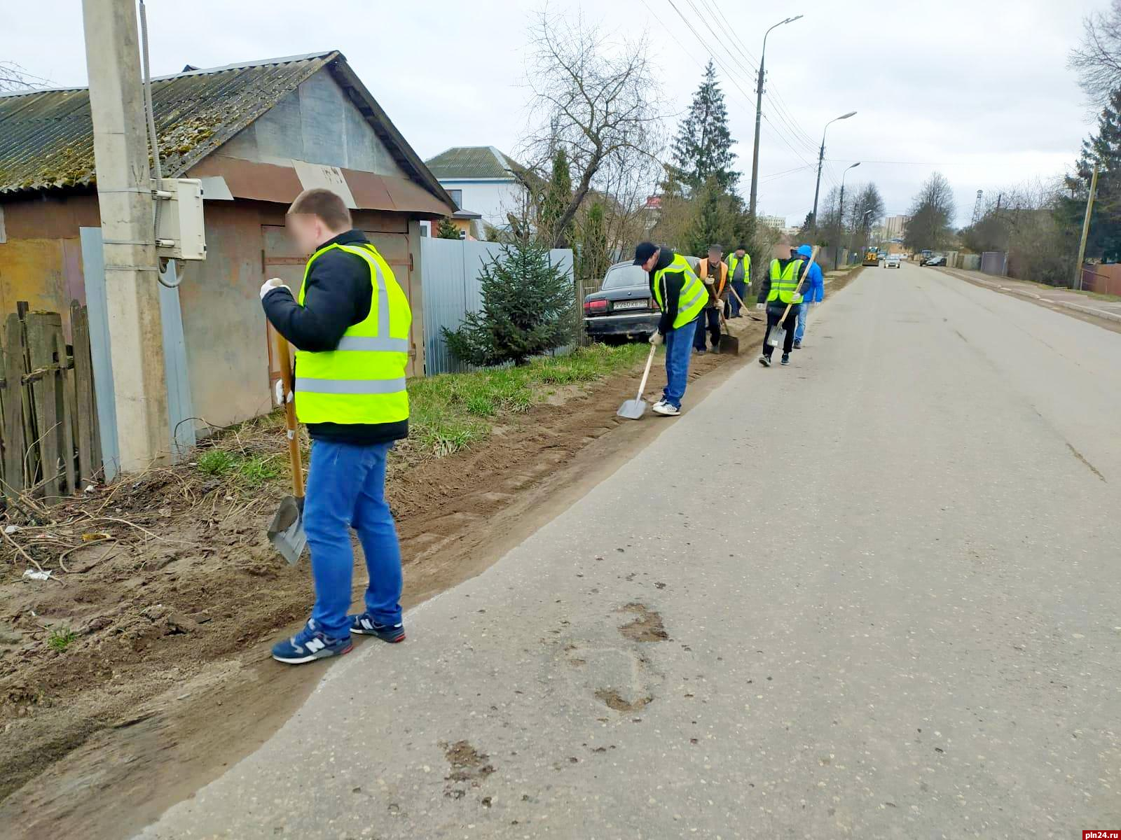 Осужденные к принудительным работам в Великих Луках помогают убирать улицы  города : Псковская Лента Новостей / ПЛН