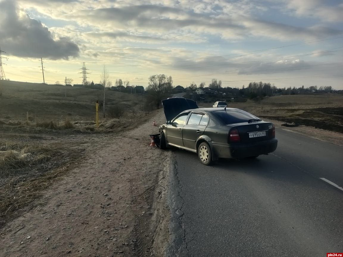 Водители мотоцикла и мопеда стали участниками ДТП в Псковской области :  Псковская Лента Новостей / ПЛН